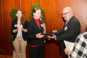 Foto: Sarah Lysann Göbel erhält ihre Auszeichnung vom Präsidenten des VDTF, Herrn van Wersch.