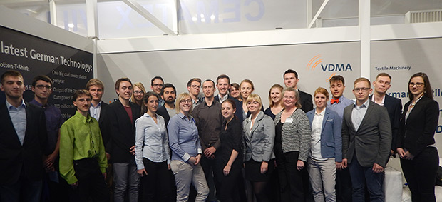 Gruppenfoto: Studenten und Mitarbeiter der WHZ und der TU Chemnitz auf dem Messestand des VDMA (Verband der deutschen Maschinen- und Anlagenbauer) 