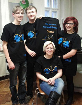 Gruppenfoto: Richard, Hagen, Michelle und Elisabeth präsentieren ihre selbst gestalteten Abi-Shirts. (Fotoquelle: privat)