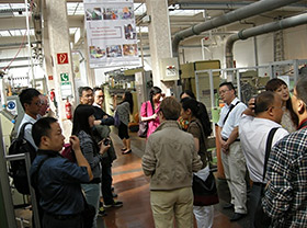 Foto: Eine Besuchergruppe aus dem chinesischen Chengdu Textil College in den Werkhallen des Institut für Textil- und Ledertechnik.