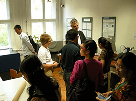 Foto: Besucher aus dem chinesischen Chengdu lassen sich Unterrichtsräume des Institutes zeigen.