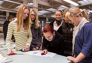 Foto: Juliane Frotscher (1.v.l.) erläutert Studentinnen ihr Stickstich-Projekt. Foto: WHZ/Helge Gerischer