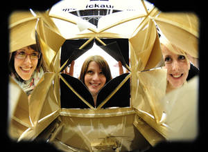 Fotocollage: Annemarie Kirch, Katja Dittes und Annegret Ernst (v. l.), Studentinnen des Instituts für Textil- und Ledertechnik (ITL) Reichenbach der Westsächsischen Hochschule Zwickau (WHZ, demonstrieren den Durchblick an einem Fassadenelement der Zukunft.