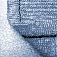 Foto: Nahaufnahme. Ein Textil mit einer Naht.