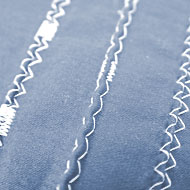 Foto: Nahaufnahme. Verschiedene Nähte auf einem Textil.