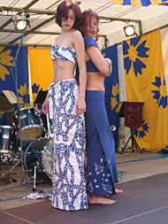 Foto: Zwei Models präsentieren sommerliche Bekleidung.