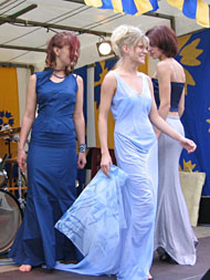 Foto: Drei Models präsentieren verschiedene Kleider.