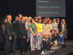 Gruppenfoto: Die Teilnehmer mit ihrer Auszeichnung zum 2. Platz auf der Bühne.