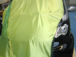 Foto: Eine Autoverhüllung bedeckt ein Fahrzeug.