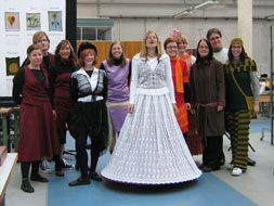 Gruppenfoto: Teilnehmer zum Festumzug mit ihren unterschiedlichen Kostümen und Bekleidungen.