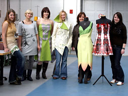 Foto: Sechs Studierende präsentieren ihre entworfenen Kleider.