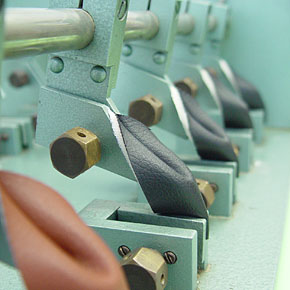 Foto: In einem Prüflabor ist Leder in einer Maschine eingespannt und wird auf Festigkeit geprüft.