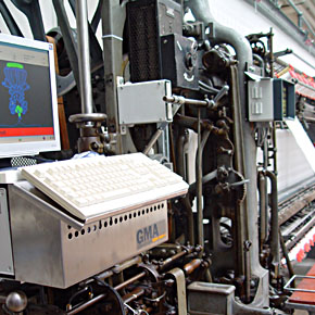 Foto: Eine textile Maschine bei der Arbeit.