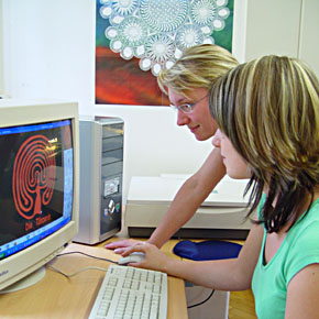 Foto: Zwei Frauen betrachten ein Muster, was auf einem Bildschirm angezeigt wird.