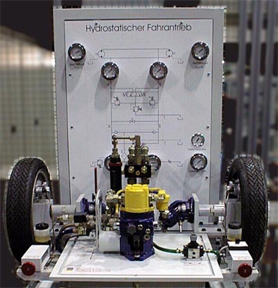Foto 6: Hydraulische und Pneumatische Antriebe und Steuerungen.