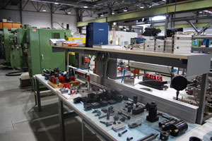Foto: Blick in ein Labor der Fachgruppe Maschinenkonstruktion. Werkzeugmaschinen und Montagetechnik.