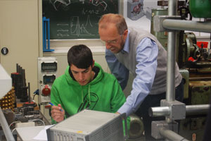 Foto: Ein Studierender wird von einem Lehrbeauftragten bei seiner Arbeit betreut.
