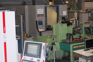 Foto: Blick in ein Labor der Fachgruppe Maschinenkonstruktion. Werkzeugmaschinen und Montagetechnik.