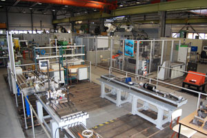 Foto: Blick in eine Laborhalle der Fachgruppe Maschinenkonstruktion. Werkzeugmaschinen und Montagetechnik.