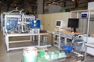Foto: Blick in einen Teilbereich Laborhalle der Fachgruppe Maschinenkonstruktion. Werkzeugmaschinen und Montagetechnik.