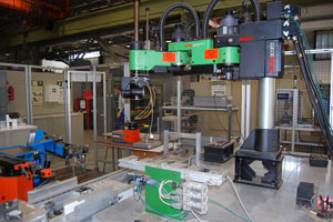 Foto: Blick in einen Teilbereich Laborhalle der Fachgruppe Maschinenkonstruktion. Werkzeugmaschinen und Montagetechnik.