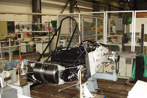 Foto: Blick auf das aufgebockte Chassis vom Rennwagen des WHZ Racing Team.