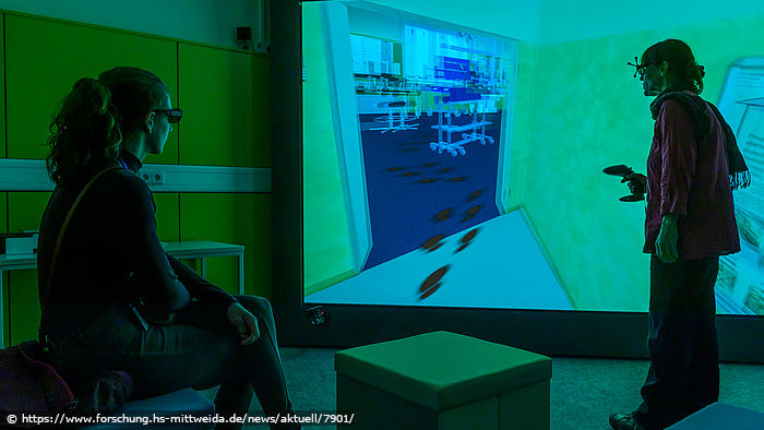 Foto: zwei Frauen betrachten einen Bildschirm mit Virtual Reality