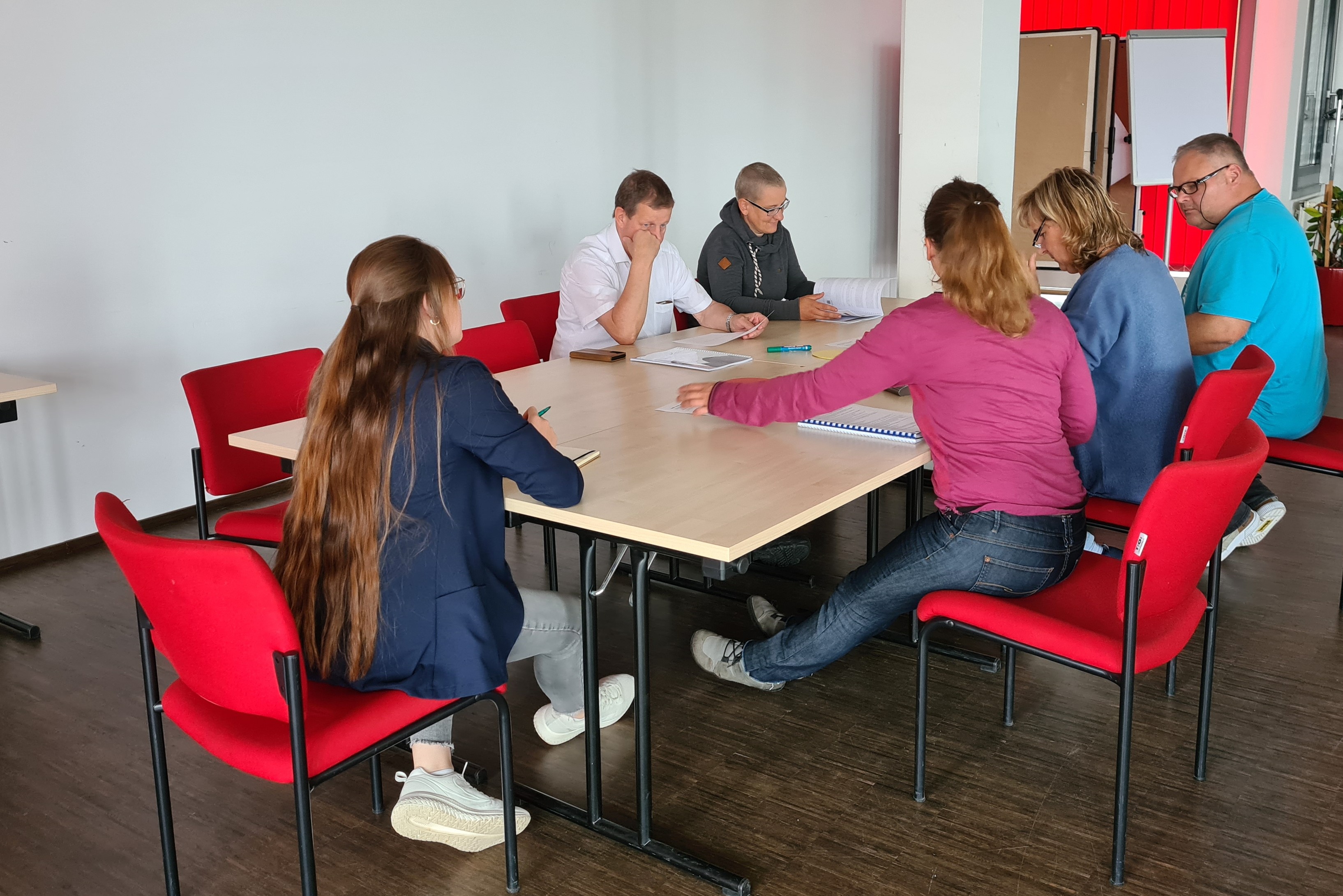 Foto: Abschlussworkshop der 3.Phase des TEK-Forschungsprojektes, DRK Landesverband Dresden, Teilnehmer sitzen an Tisch und diskutieren 