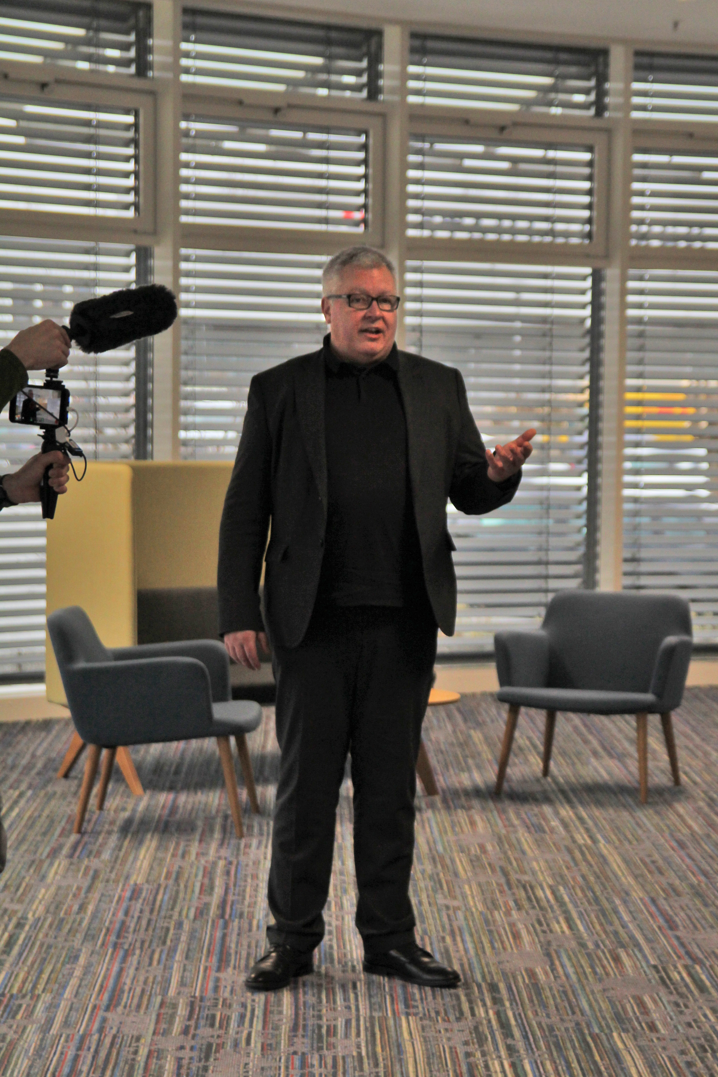 Foto: eine Person referiert