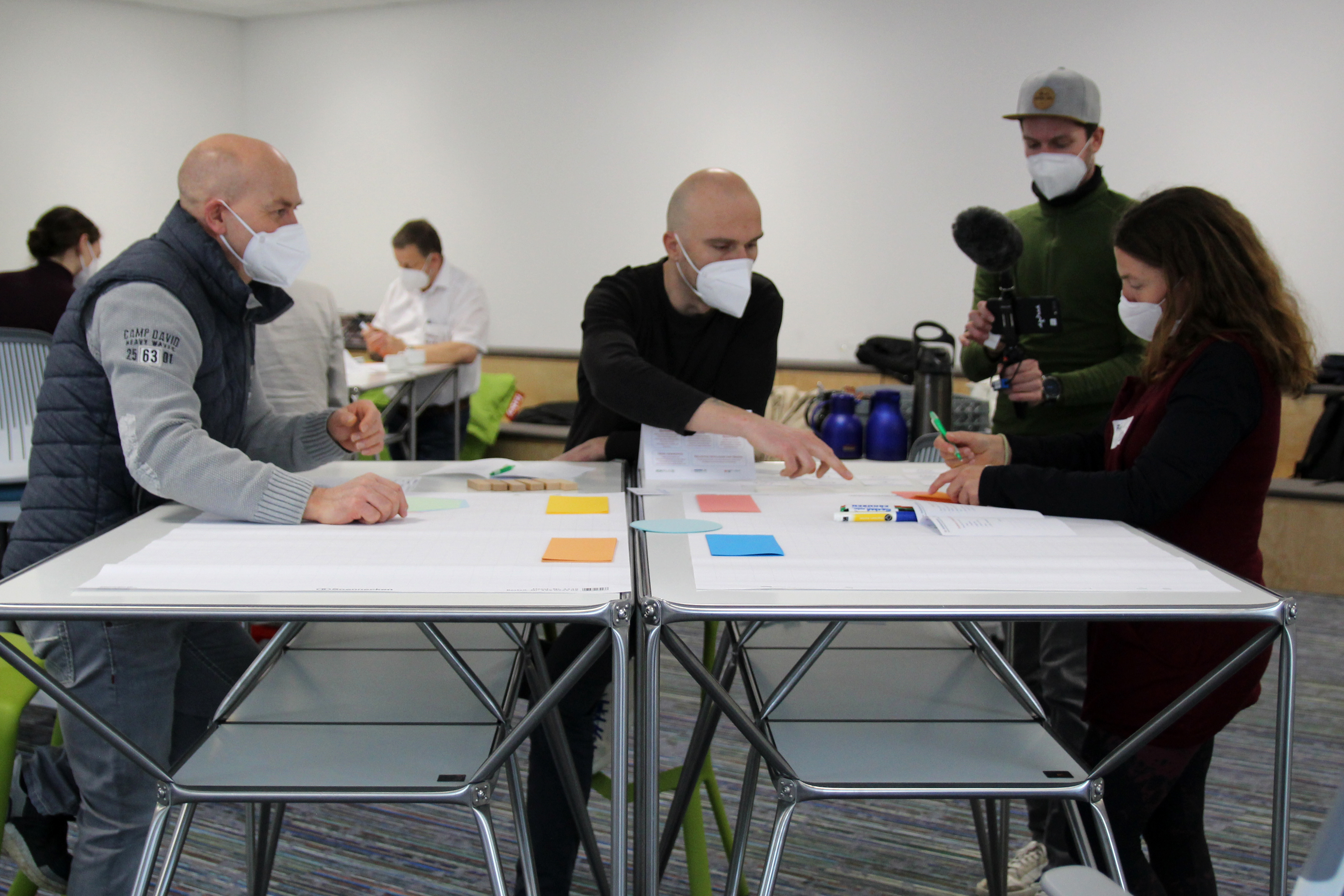 Foto: Personen einer Arbeitsgruppe in der Diskussion