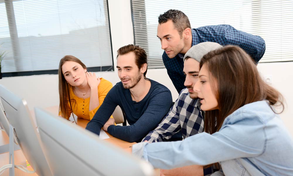 Foto: Eine Gruppe von Studierenden arbeiten an einem gemeinsamen Projekt (Quelle: Fotolia.de/ACP_prod)