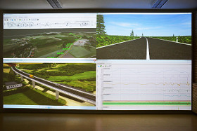 Foto 2: Blick auf eine großformatige Powerwall im Labor Virtual-Reality.