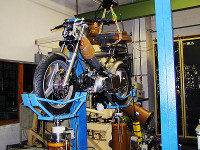Foto 6: Komplexprüfstand für Zweiräder mit einem aufgebockten Motorrad.