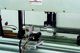 Foto: Labor für Experimentelle Festkörper- und Mikromechanik. Ein Gerät zur Spannungsanalyse.