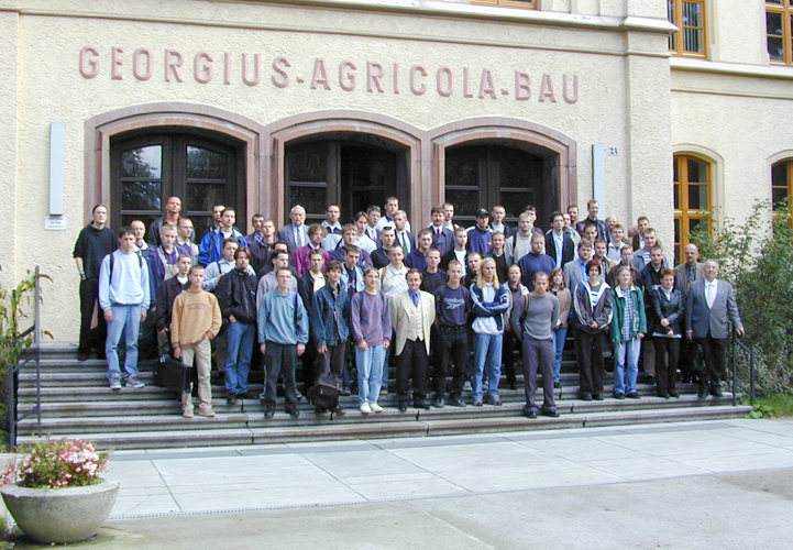 Gruppenfoto: Studenten des Jahrgangs 1999.