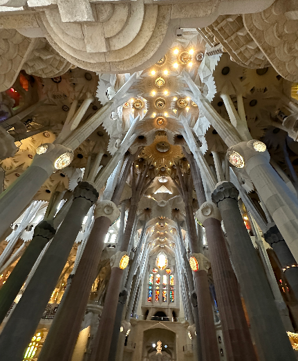 Foto: Barcelona-Exkursion 2024, Innenansicht eines kirchlichen Baus