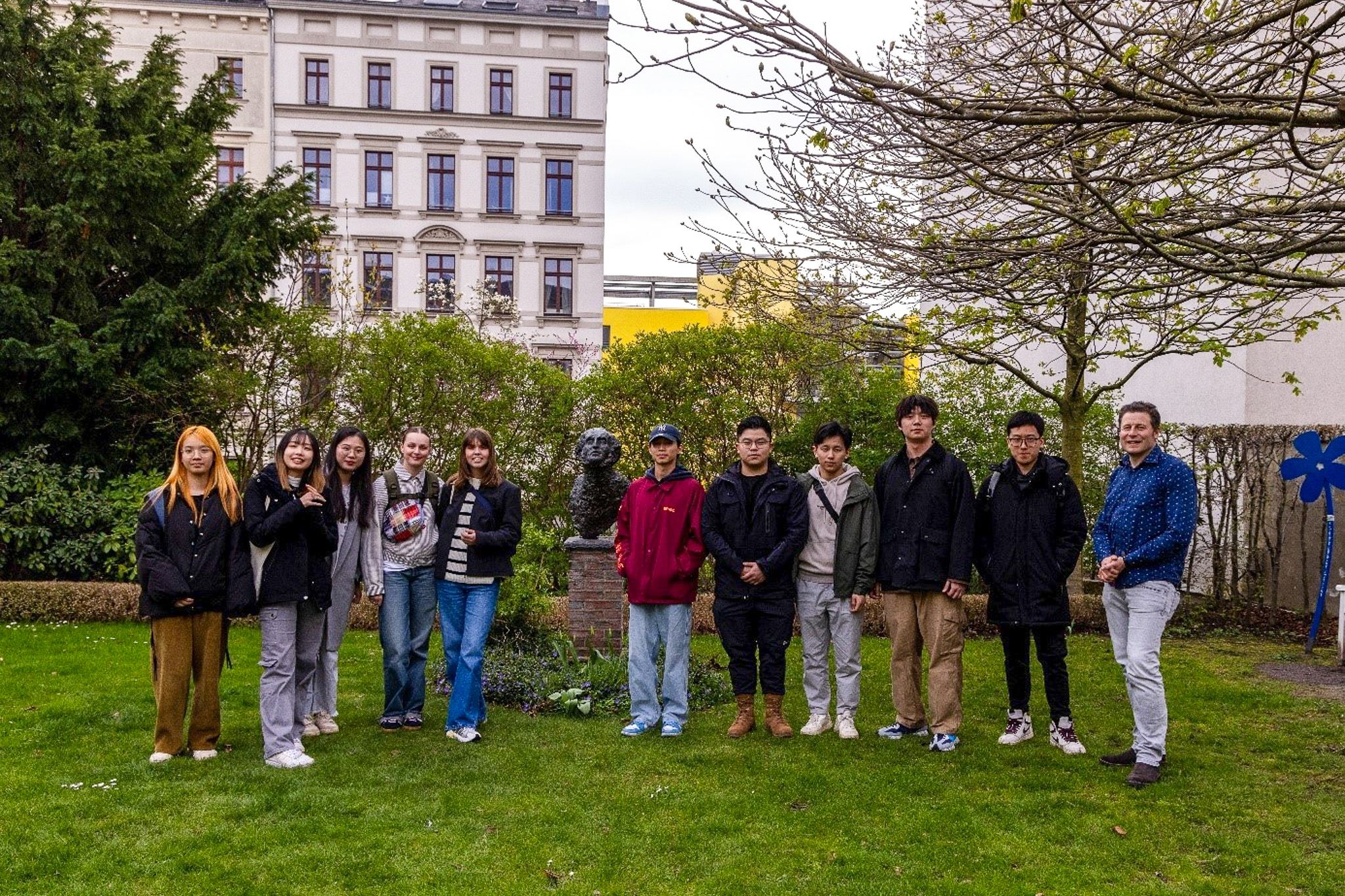 Foto: Exkursion nach Leipzig, im Garten des Mendelssohnhauses