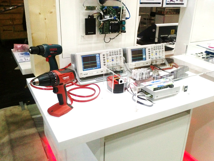 Foto: Demonstrator Energiespeichersystem. Ein Labortisch mit verschiedenen elektrischen Geräten.