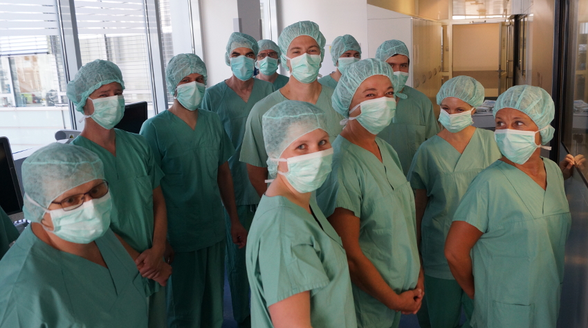 Foto: Gruppenbild. Medizinisches Personal in Operationskleidung.