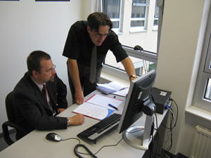 Foto: Bild von Herr Dr. Olaf Schoeffer und Herr Dr. Urban Janisch zusammen blickend auf einen Computerbildschirm.