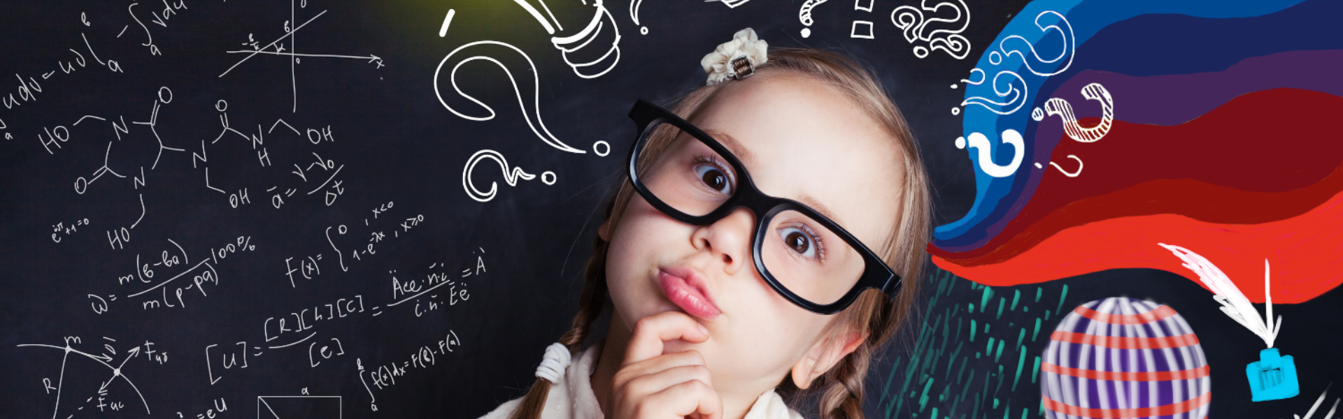 Nachdenkliches Kind mit Brille vor einer Schultafel, die mit Formeln beschriftet ist