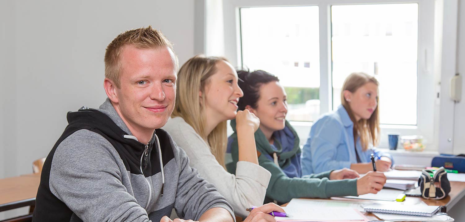 Titelbild Fakultäten - Studenten in einer Vorlesung 