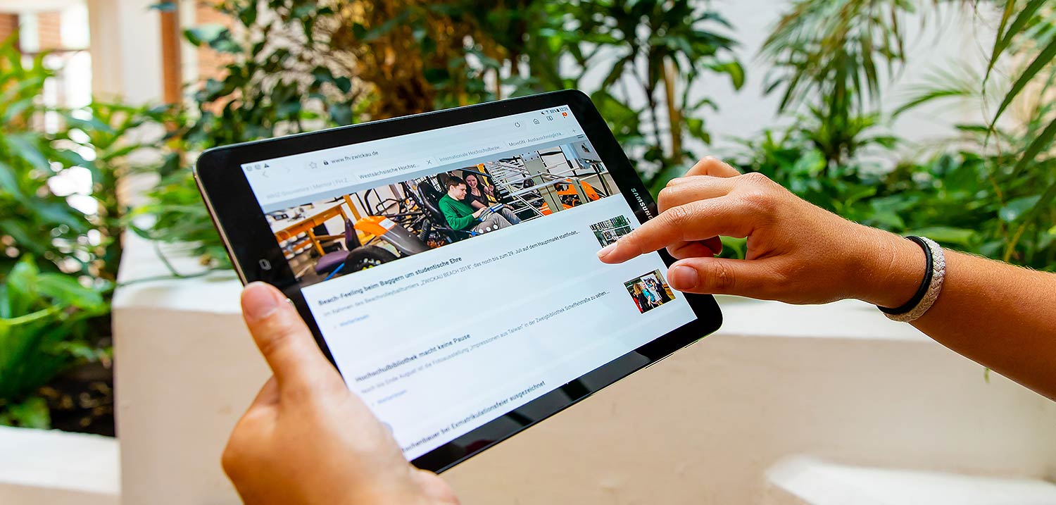 Titelbild Information - Tablet mit der mobile Ansicht der WHZ-Webseite