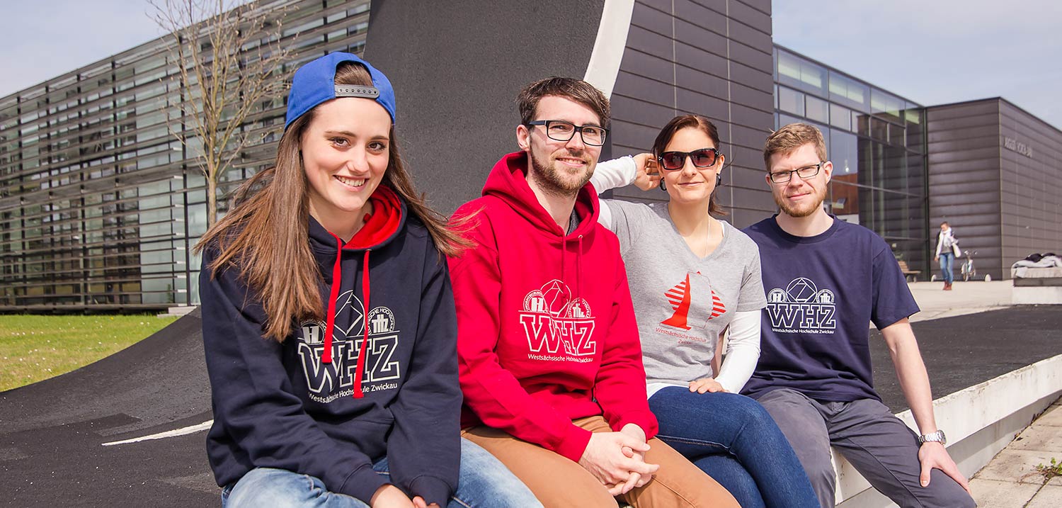 Titelbild Studium - 4 Studenten auf dem Campus Scheffelstraße