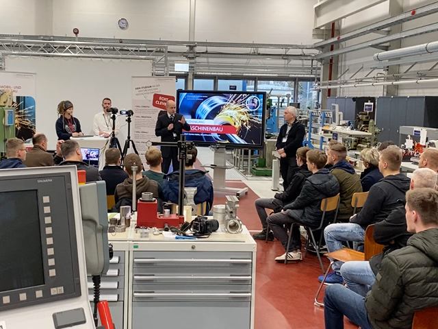 Veranstaltung TALK IM LABOR, Blick nach vorn auf Redner und Monitor