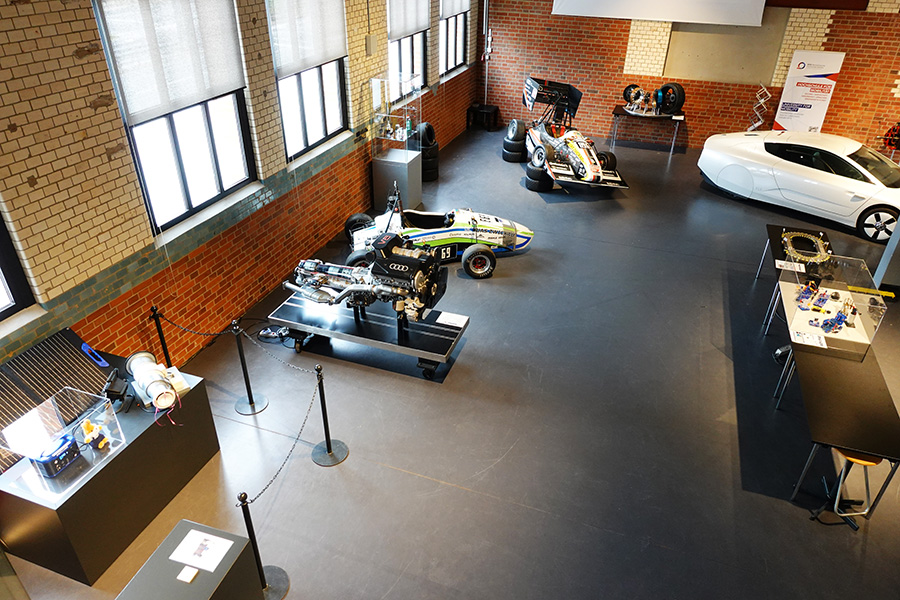 Ein Blick auf de Ausstellungsobjekte der Fakultät Kraftfahrzeugtechnik im Industriemuseum Chemnitz zum Thema "Playground of Sciences".