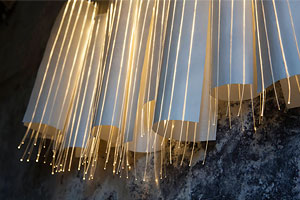 Lichtpapier von Anke Neumann. Stuhl LUX von Jacob Strobel.