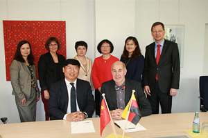 Prof. Gang Xiu (TJFSU) und Prof. Karl Schwister (WHZ)