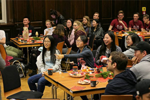 Studierende, Studienkollegiaten und Teilnehmer am Sprach-Tandemprojekt 