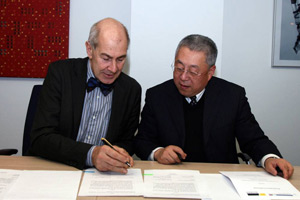 Prof. Dr. Karl Schwister, Rektor der WHZ und Prof. Fan Jiepin, Dekan der Fakultät Fremdsprachen der ZUST